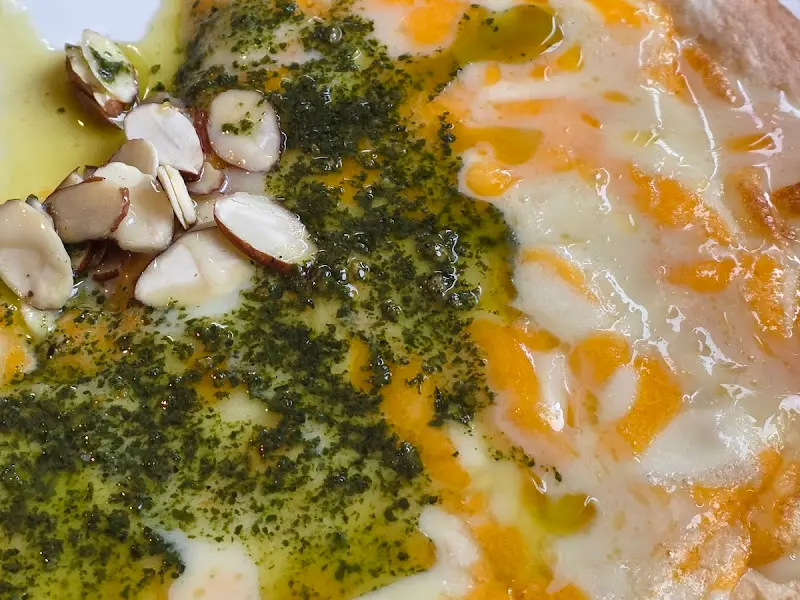 고르곤 밀크 바질 피자 클로즈업