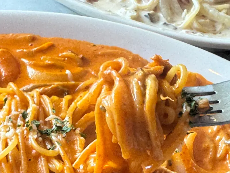 로제 파스타를 포크로 들어올리는 모습