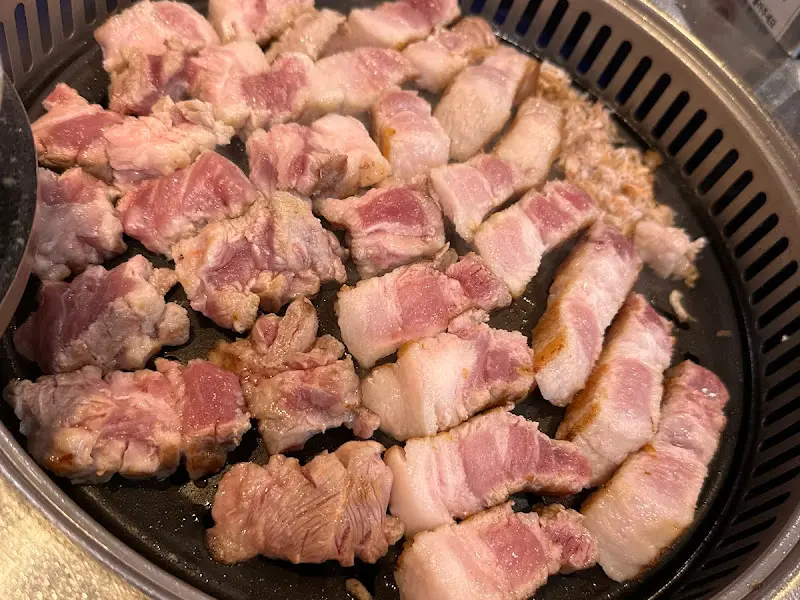 불판 위에 올려진 삼겹살