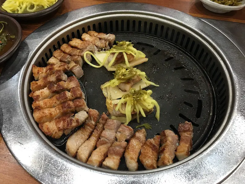 잘 구워진 삼겹살과 백김치