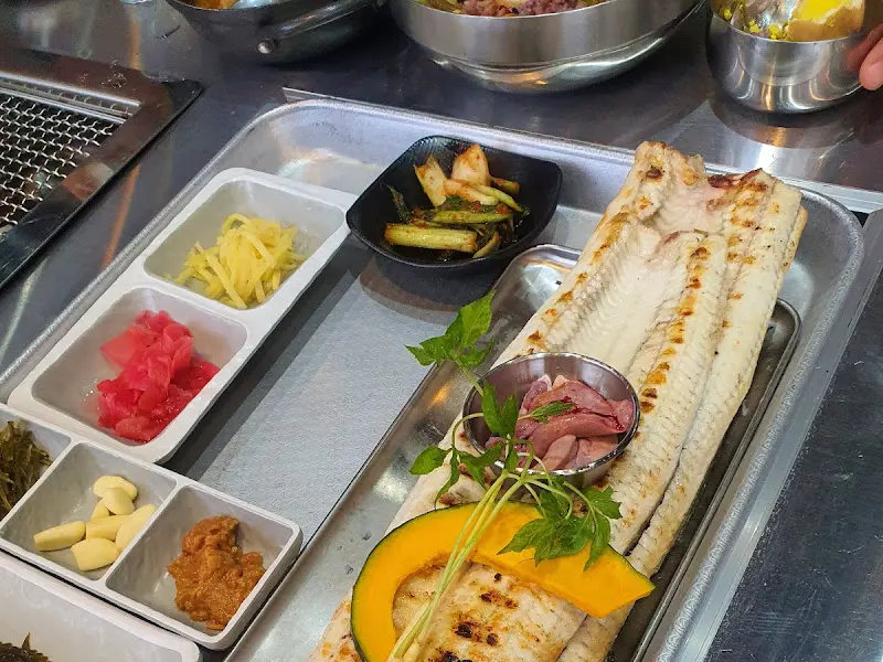 숯불 위에 구워지는 장어