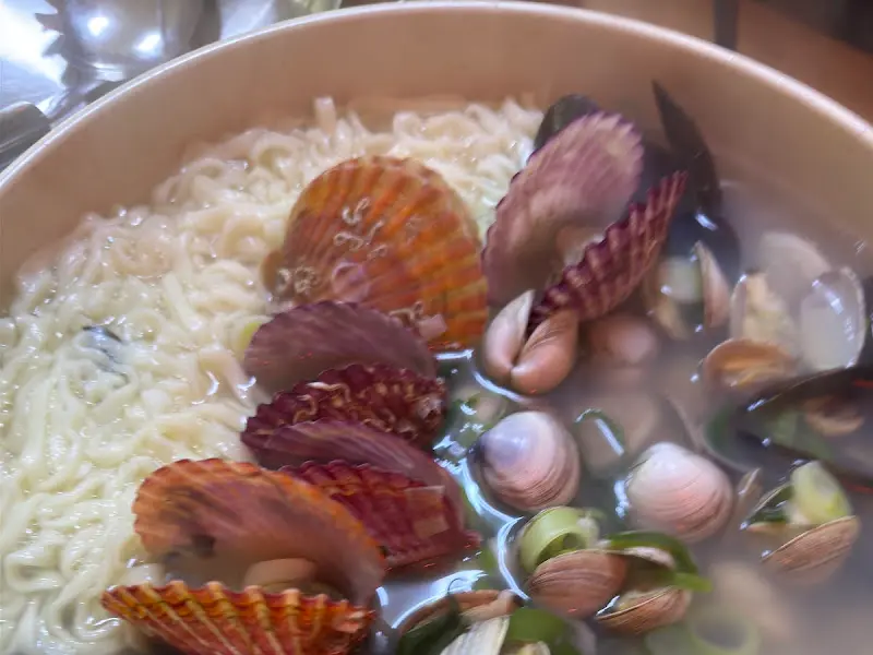 칼국수 면과 조개