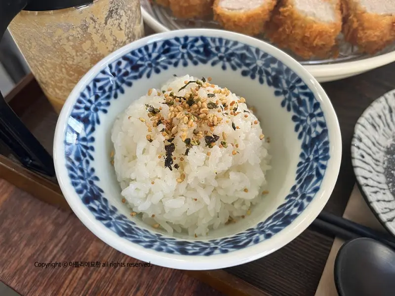 윤기가 흐르는 밥