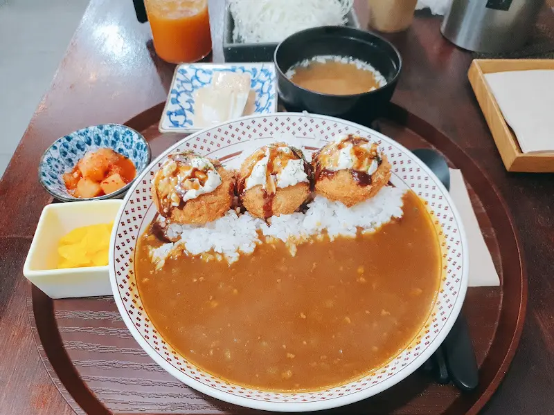 게살 크림 고로케가 올라간 카레