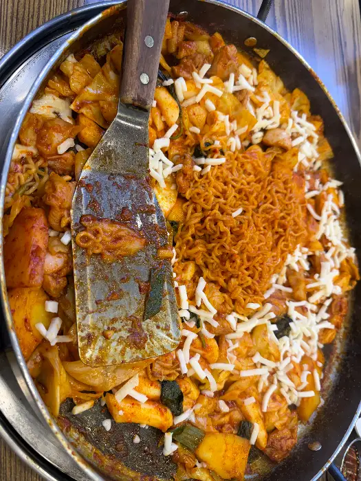 치즈가 녹아내리는 닭갈비