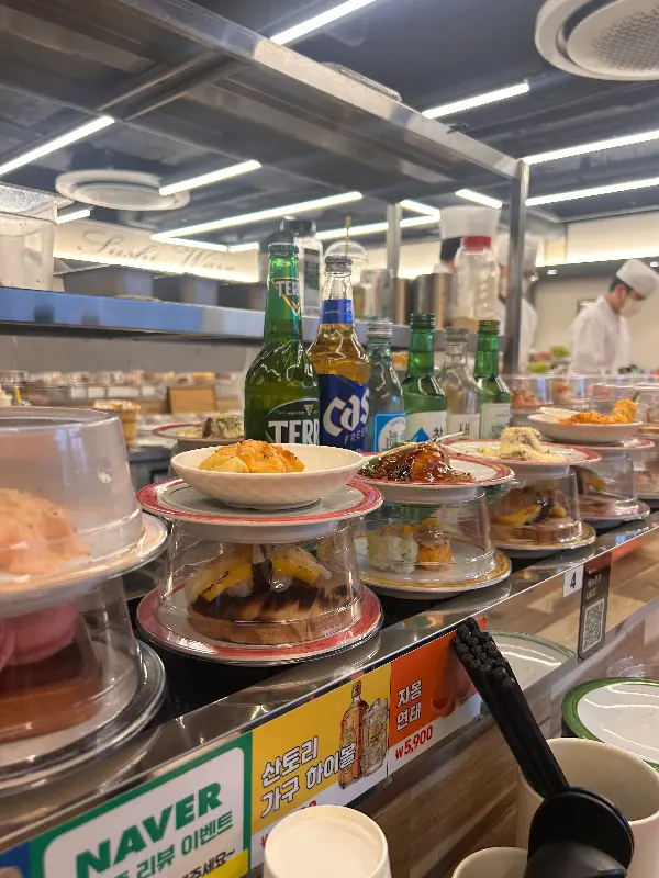 레일 위를 순환하는 초밥과 음료