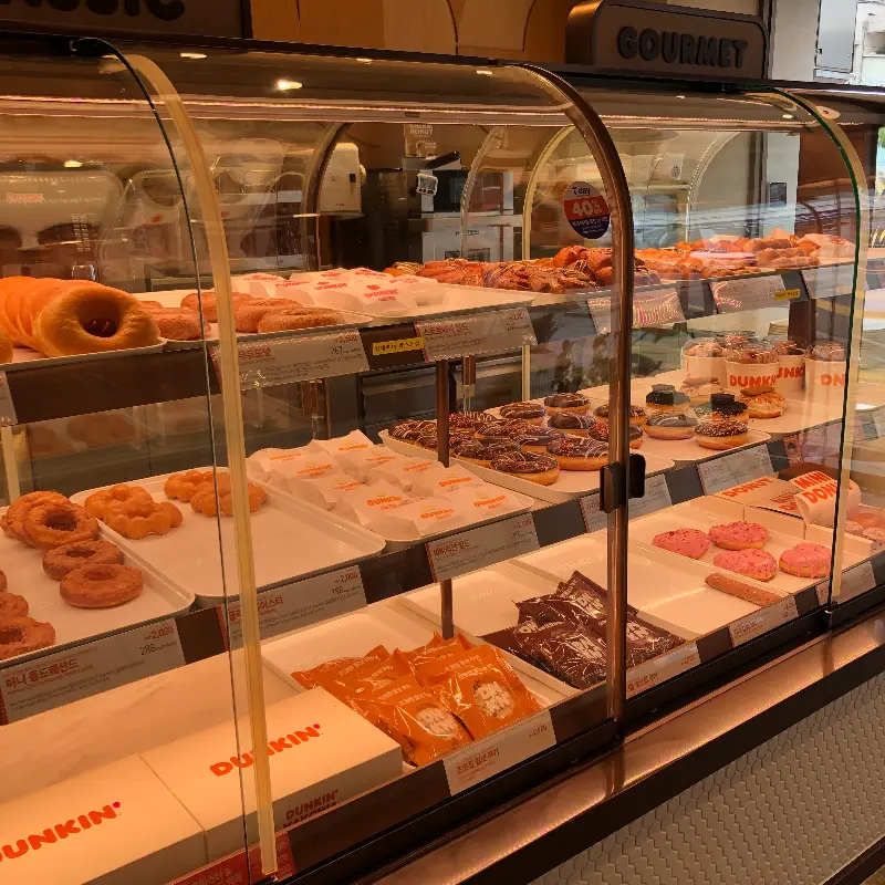 다양한 종류의 도넛이 진열된 쇼케이스