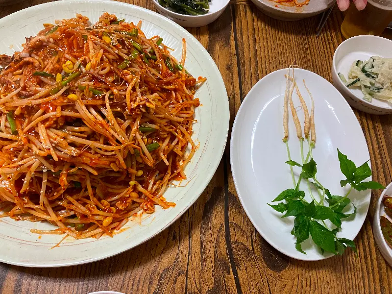 한 상 가득 차려진 음식