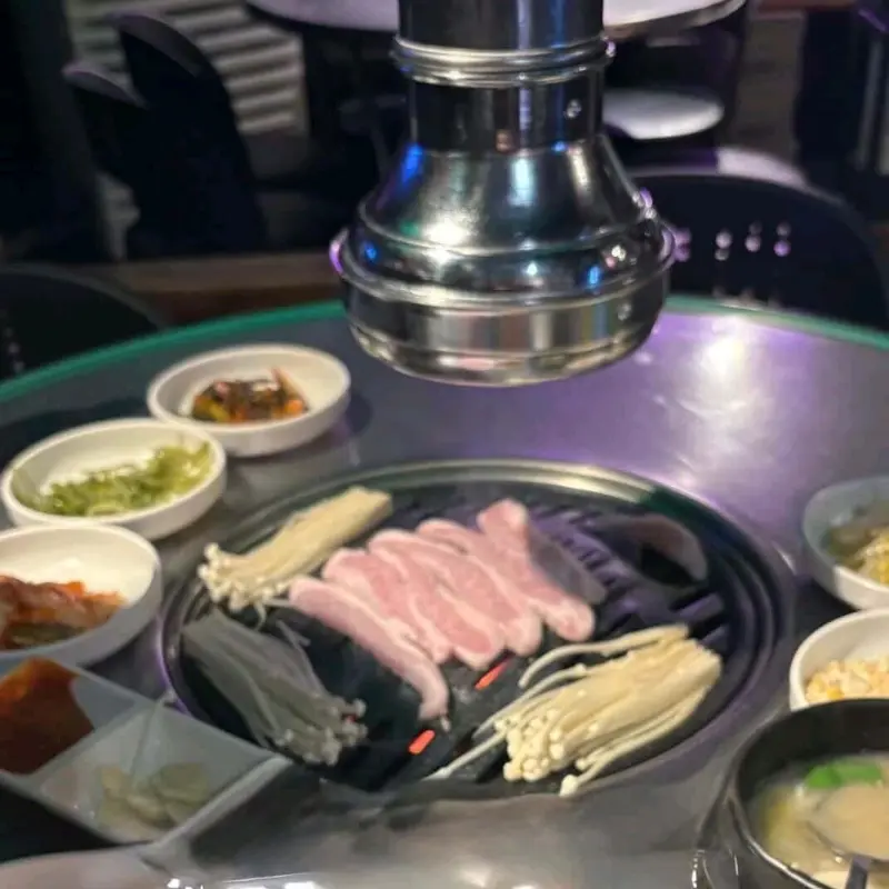 맛있게 구워지는 삼겹살과 버섯