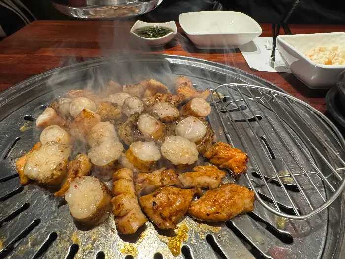 불판 위에서 구워지는 대창과 양