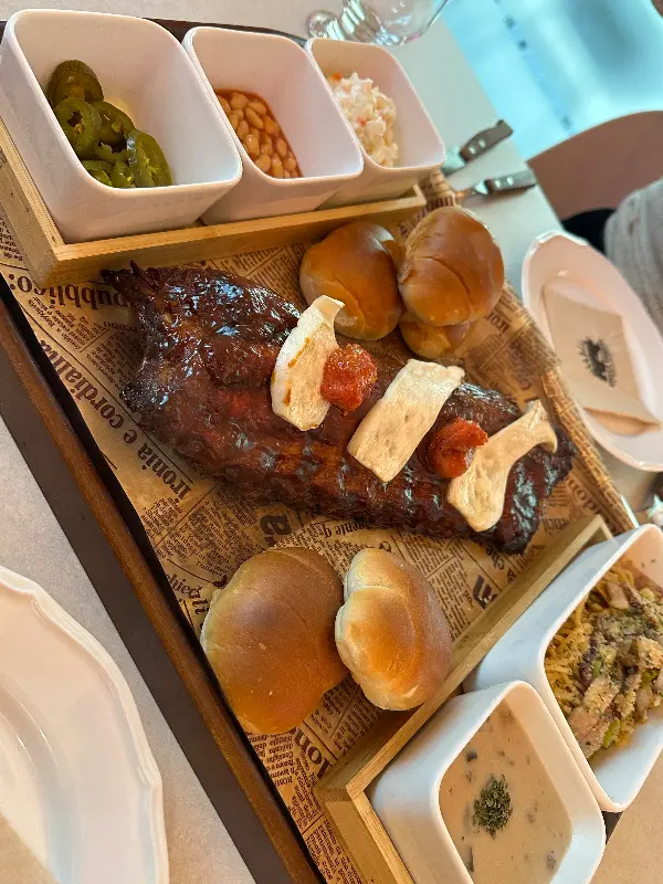 스페어립과 다양한 사이드 메뉴