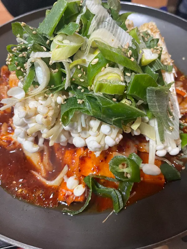 신선한 해산물과 채소가 어우러진 갑오징어볶음