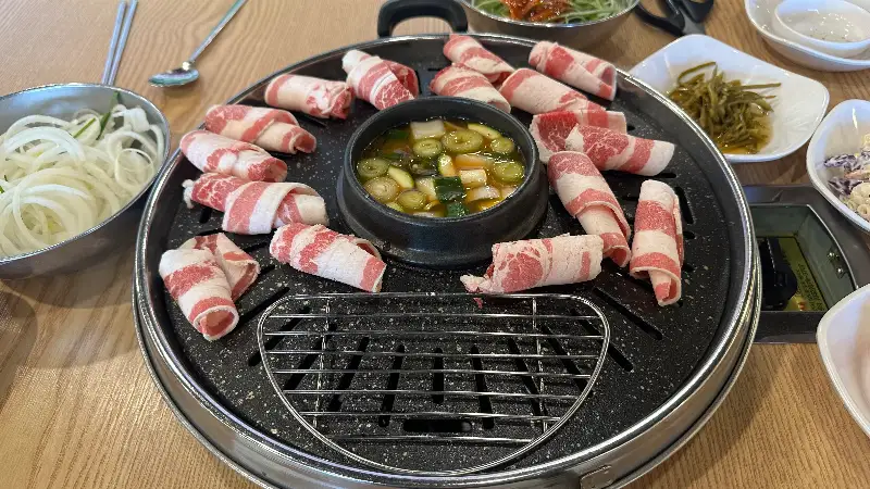 불판 위에 정갈하게 놓인 고기