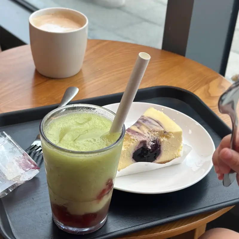 맛있는 음료와 디저트의 조화