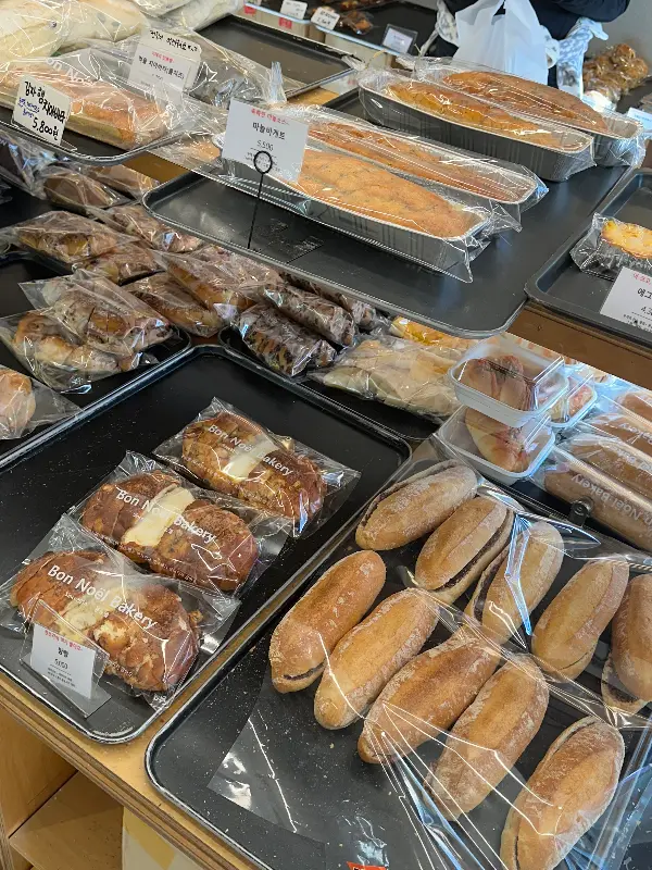 다양한 종류의 빵들이 먹음직스럽게 진열되어 있는 모습