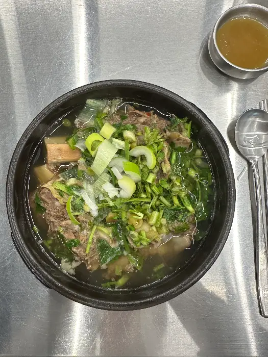 정갈한 갈비탕 한 그릇