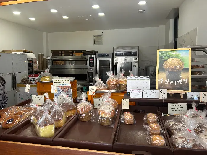 빵집 내부 진열대