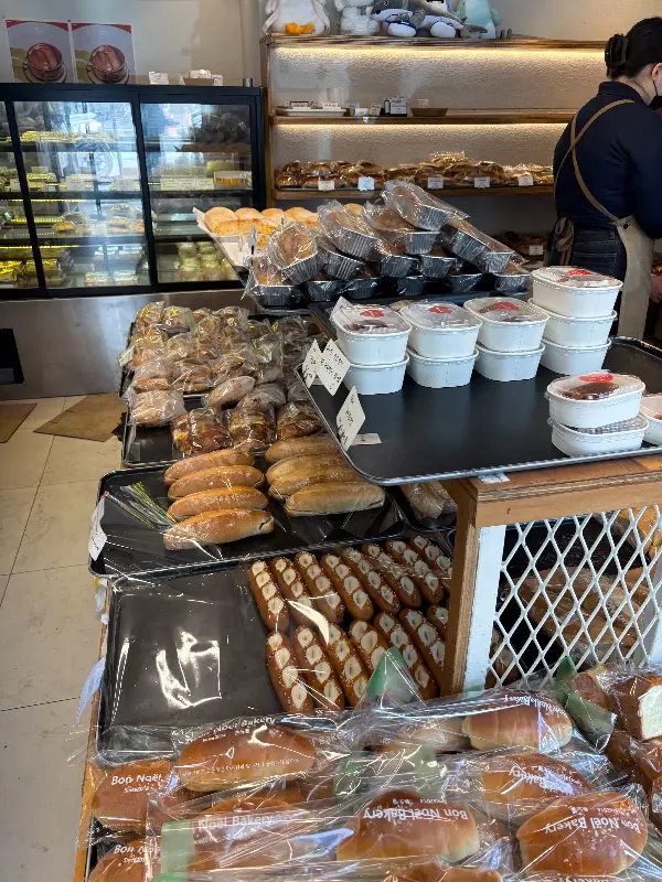 다양한 종류의 빵이 진열된 모습