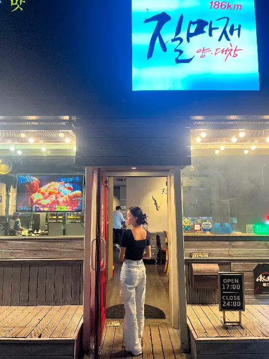 입구에서 찍은 매장 분위기