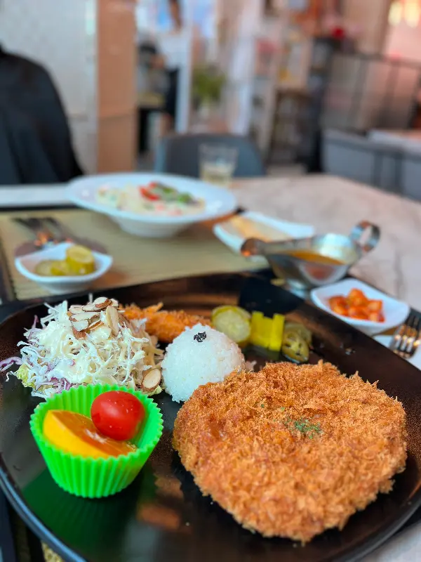 치즈돈까스의 튀김옷과 샐러드, 소스, 밥의 조화로운 모습