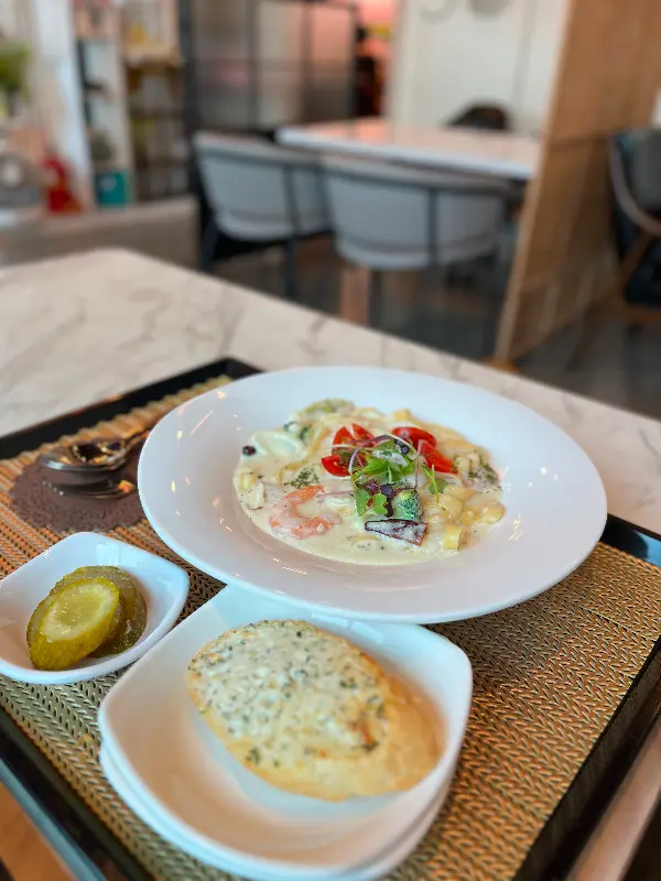 파스타와 함께 제공되는 마늘빵과 피클