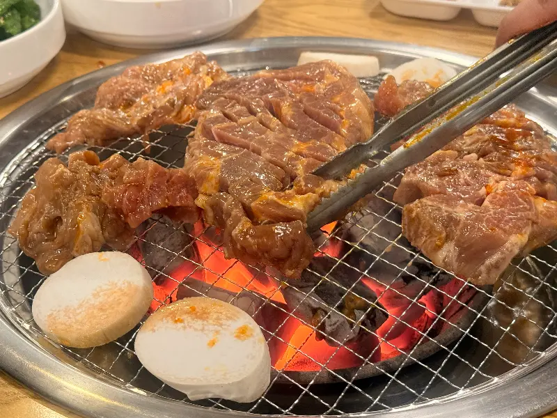 숯불 위에서 구워지는 스테이크갈비