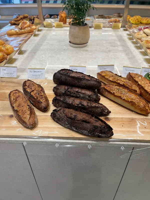 진열된 빵들의 근접 사진