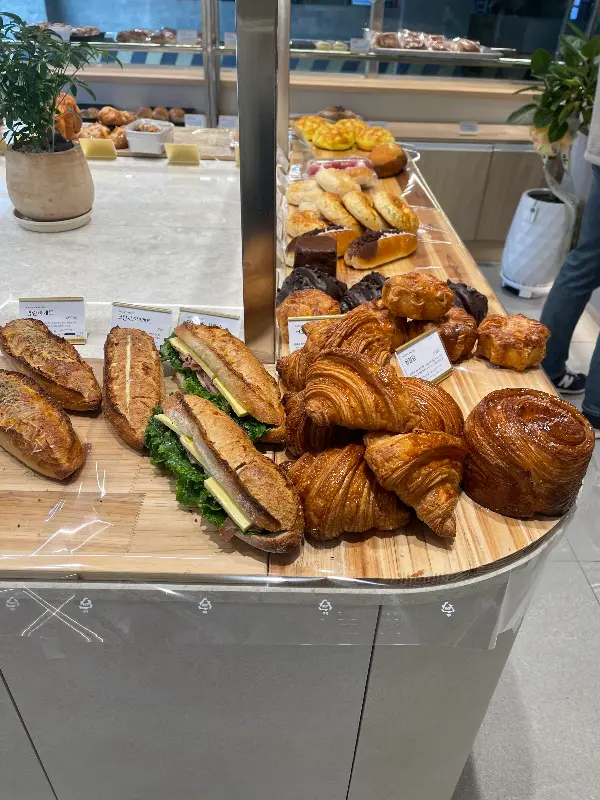 다양한 종류의 빵들이 진열된 모습