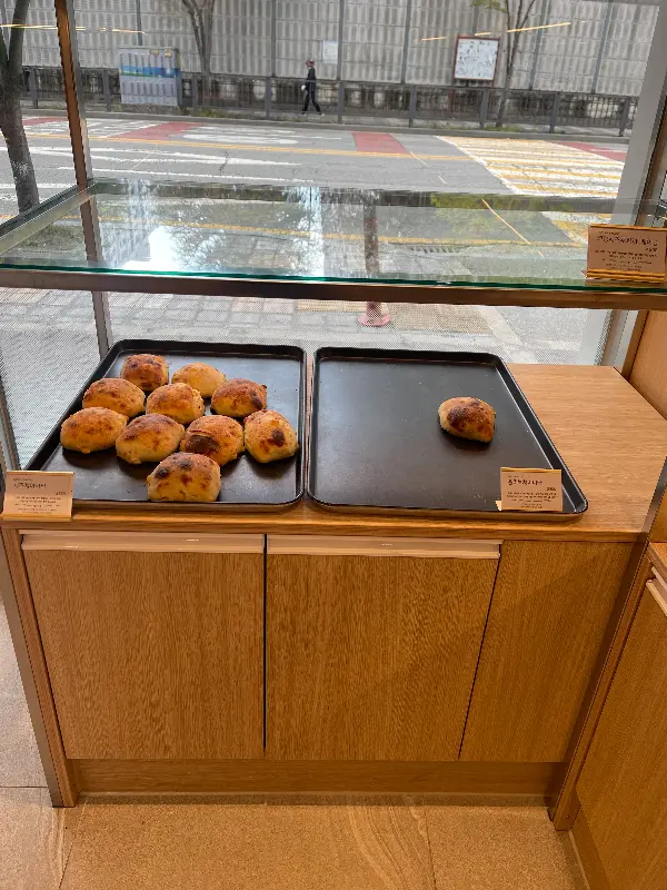 갓 구워져 나온 빵들