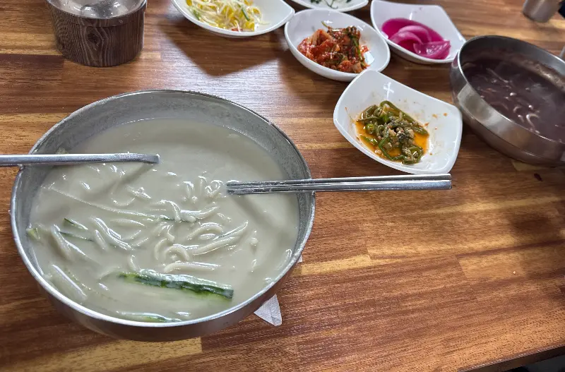 놋그릇에 담긴 팥칼국수의 모습