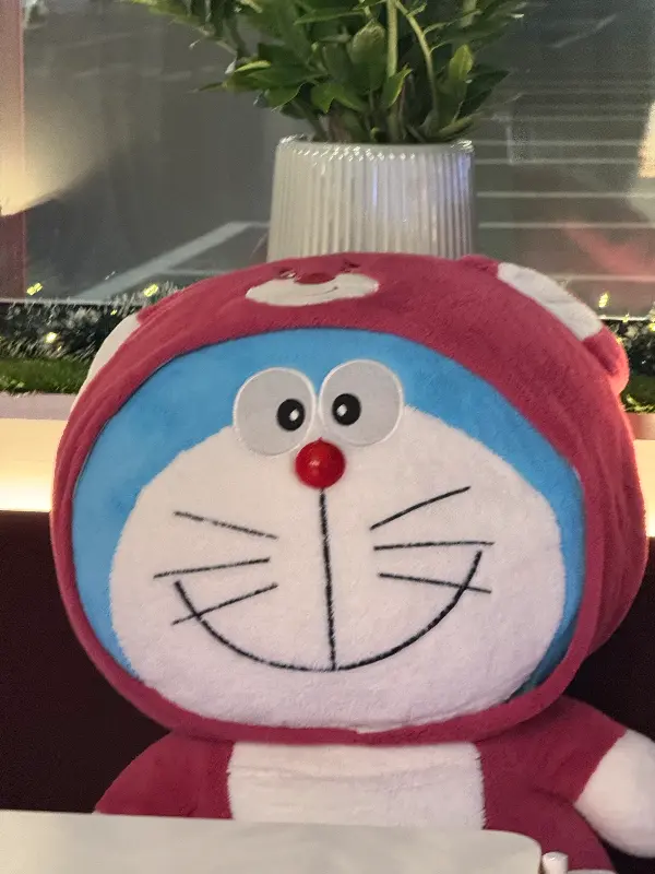 카페 내부 도라에몽 인형