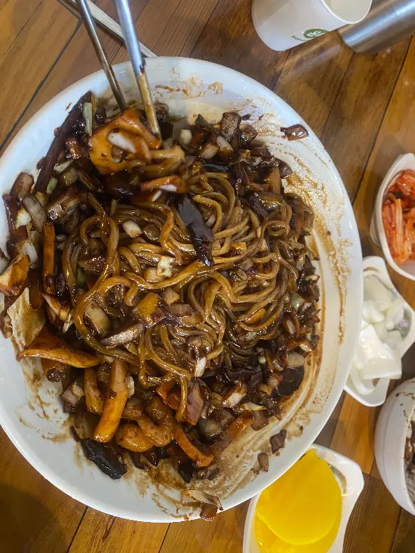 양파와 돼지고기가 듬뿍 들어간 간짜장