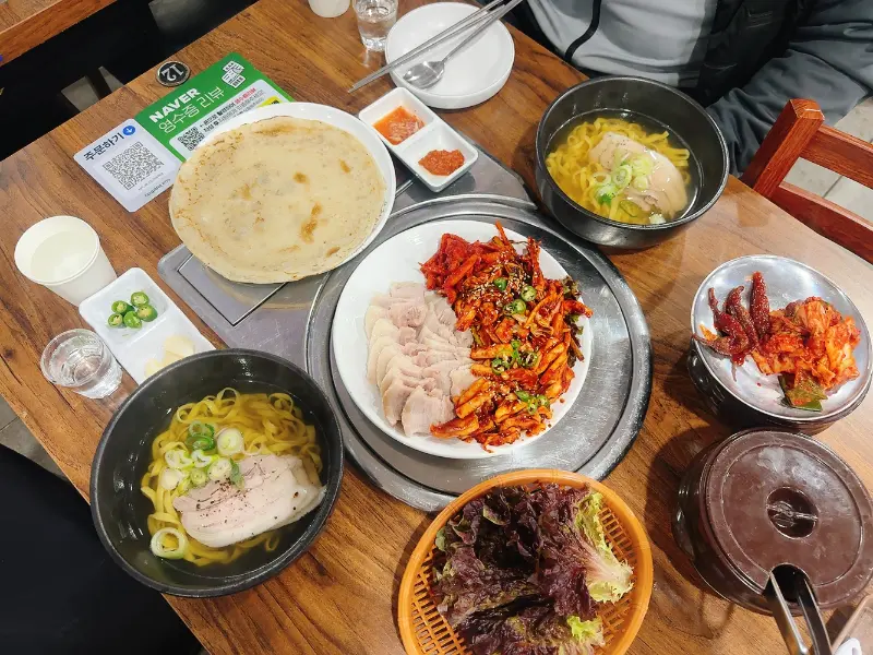 따뜻한 국물과 부드러운 고기가 조화로운 칼국수