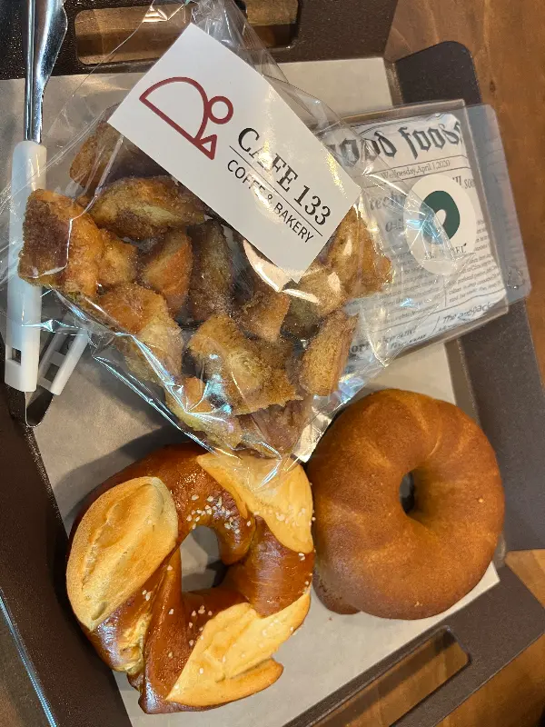 포장된 베이글과 커피