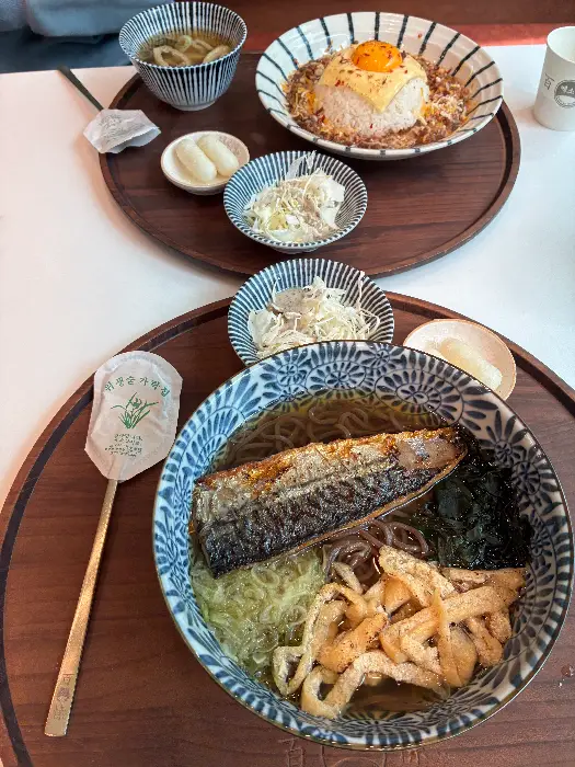 마제소바 위로 올라간 고명과 소스가 어우러진 모습