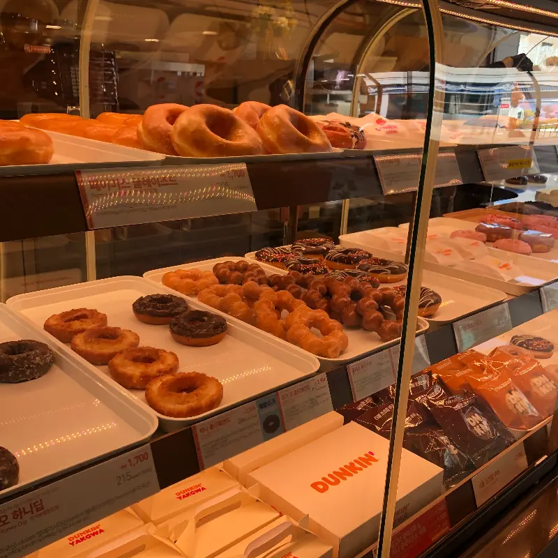 다양한 종류의 도넛이 진열된 쇼케이스