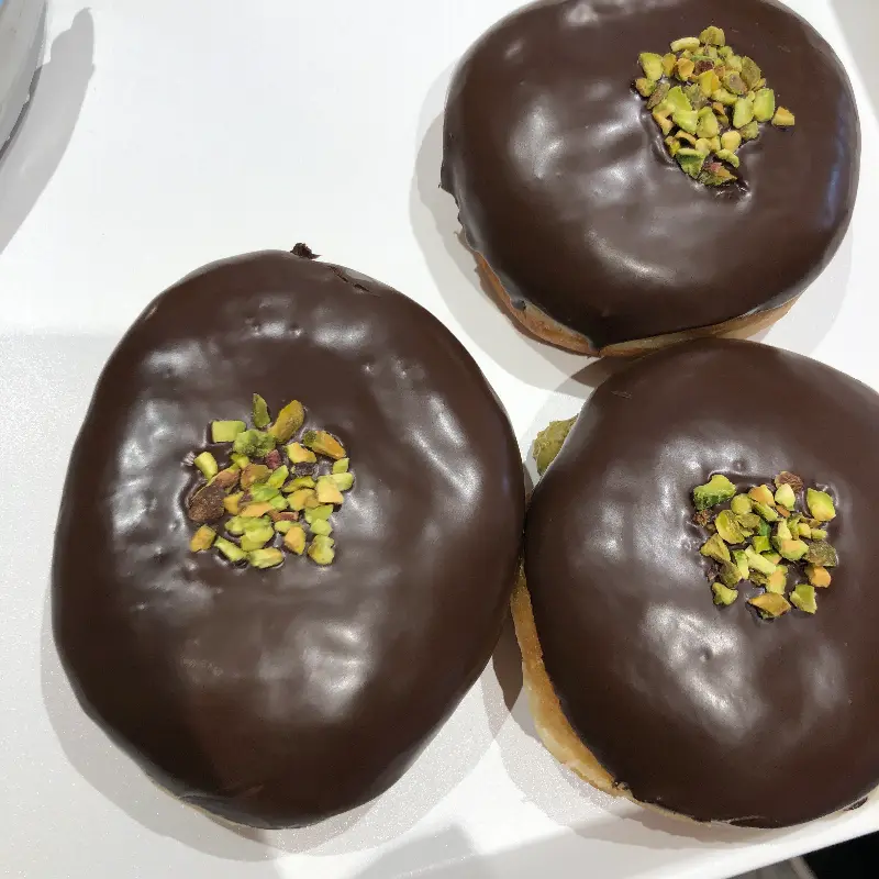 초콜릿 코팅 위에 피스타치오가 뿌려진 도넛