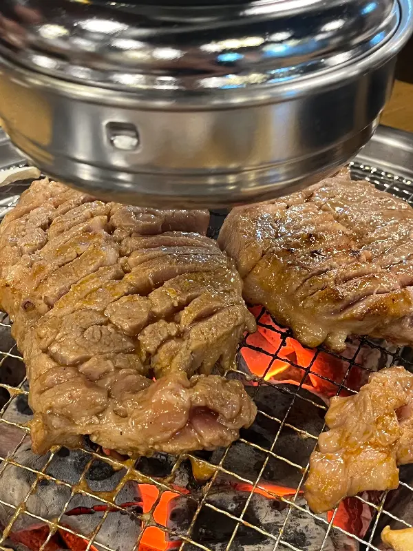 숯불에 구워지는 고기