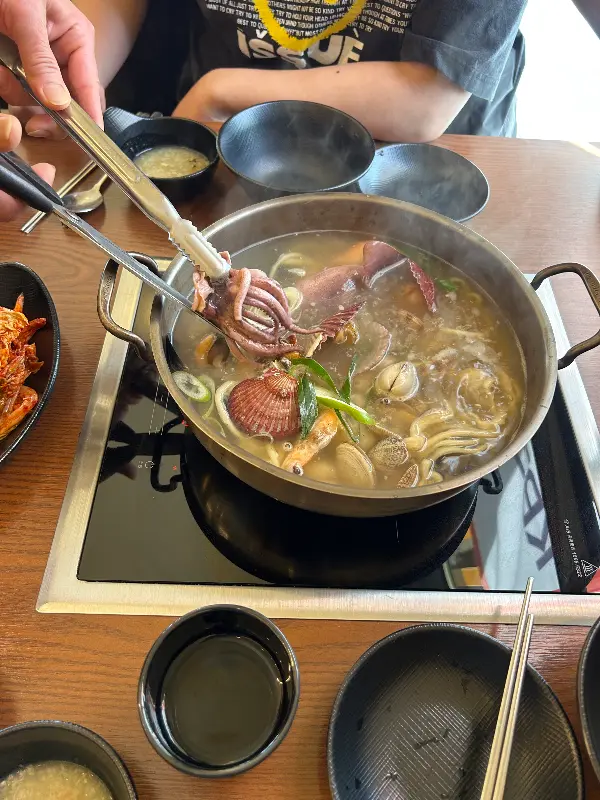 해물이 가득 들어간 칼국수