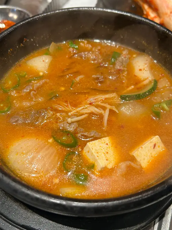 뚝배기에 담겨져 나온 된장찌개의 모습