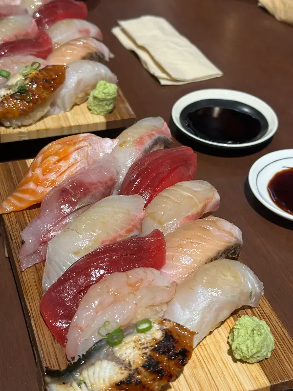 다채로운 색감의 숙성 초밥 모듬