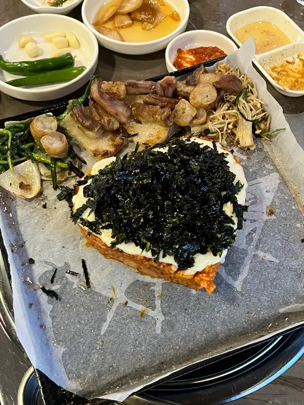 볶음밥 위에 김가루가 듬뿍