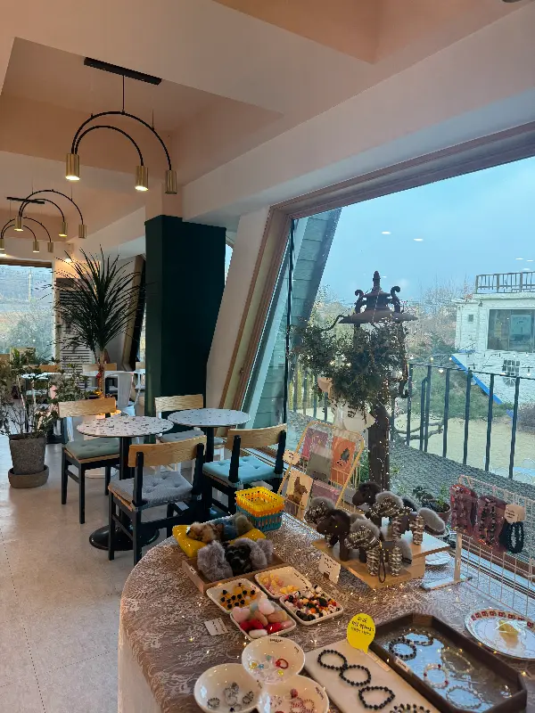 강화 쑥 라떼와 초당옥수수 바스크 치즈케이크