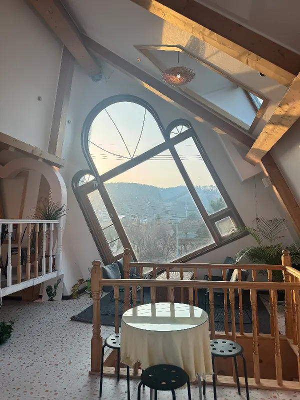 2층에서 바라본 기울어진 창문 밖 풍경