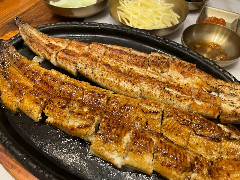 윤기가 흐르는 장어구이
