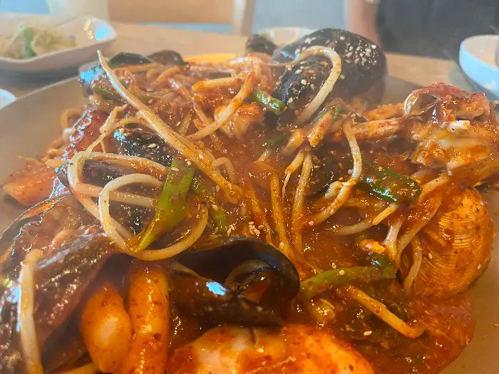 다양한 해산물이 듬뿍 담긴 해물찜