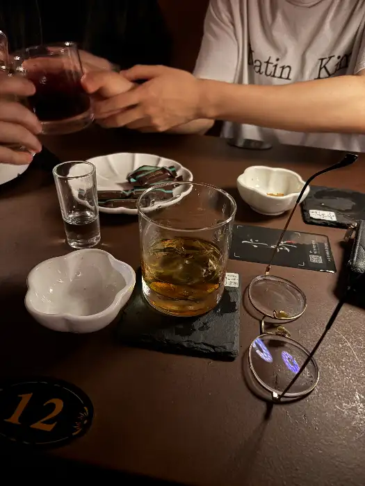 바 테이블에 놓인 술잔과 안경