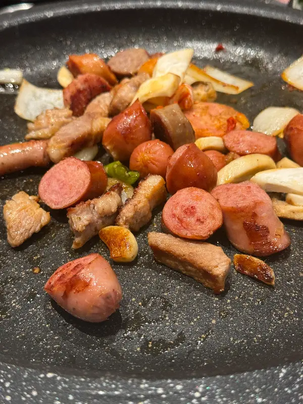 다양한 밑반찬이 푸짐하게 차려진 모습