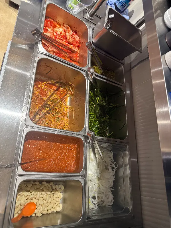 잘 구워진 삼겹살을 쌈에 싸서 먹는 모습