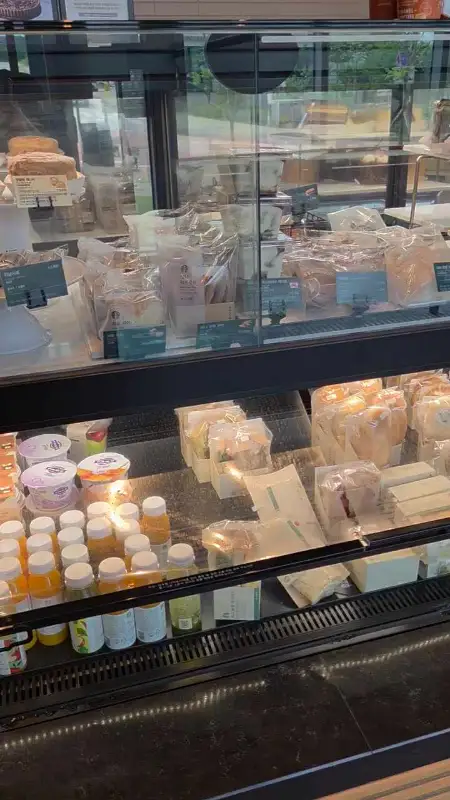 쇼케이스 내 다양한 디저트 메뉴